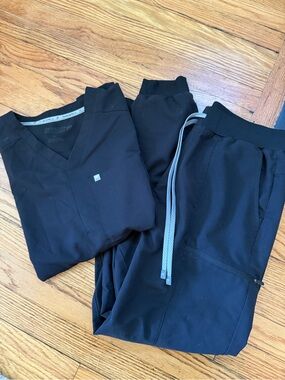 Men’s Fabletics Scrubs - Large Top and Large Jogger Bottoms Size Large
